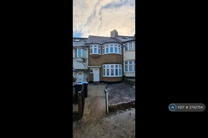 4 Bedroom Terraced House To Rent In Wakemans Hill Avenue, London, NW9
