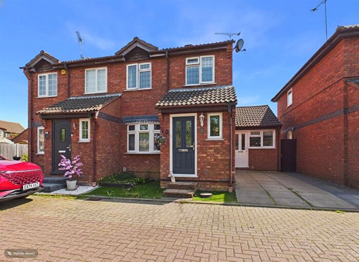 4 Bedroom Semi Detached House For Sale In Tangmere Close, Wickford, SS11