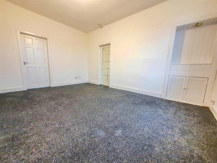 2 Bedroom Flat To Rent In Forth Street, Methil, Leven, KY8