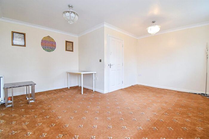 5 Bedroom Semi-Detached House To Rent In Temple Court, Wakefield, WF1