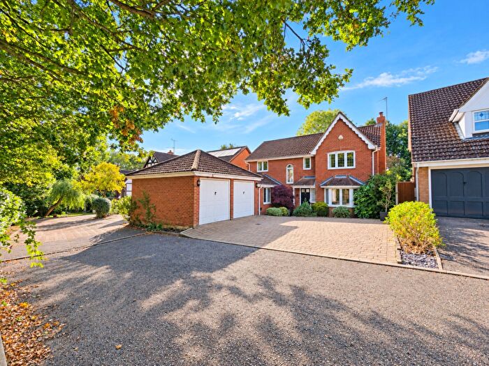 4 Bedroom Detached House For Sale In Jubilee Close, Hockley, Essex, SS5