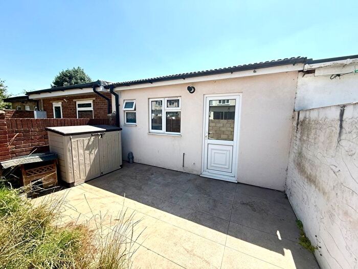Barn Conversion To Rent In Scotts Road, Southall, UB2