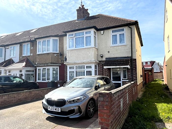 4 Bedroom Semi Detached House To Rent In Basildene Road, Hounslow, TW4