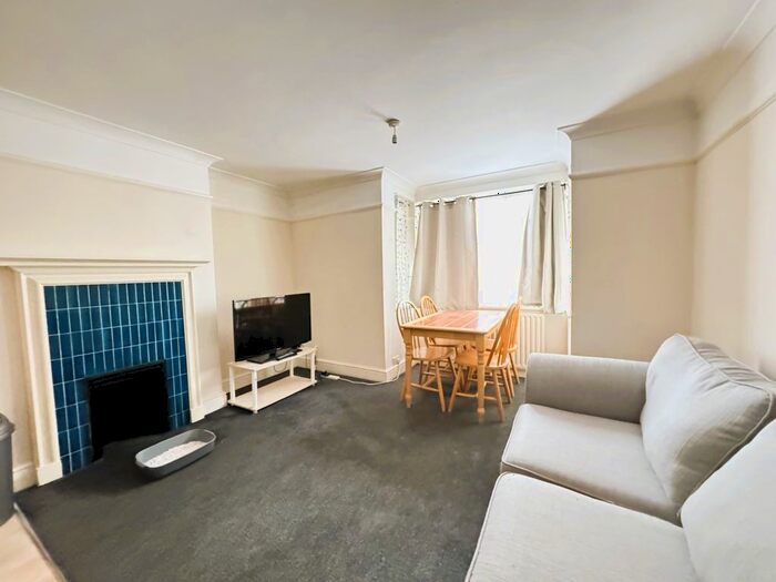 2 Bedroom Flat To Rent In Heathfield Road, London, SW18