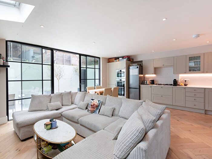 2 Bedroom Flat For Sale In Fulham Palace Road, London, SW6