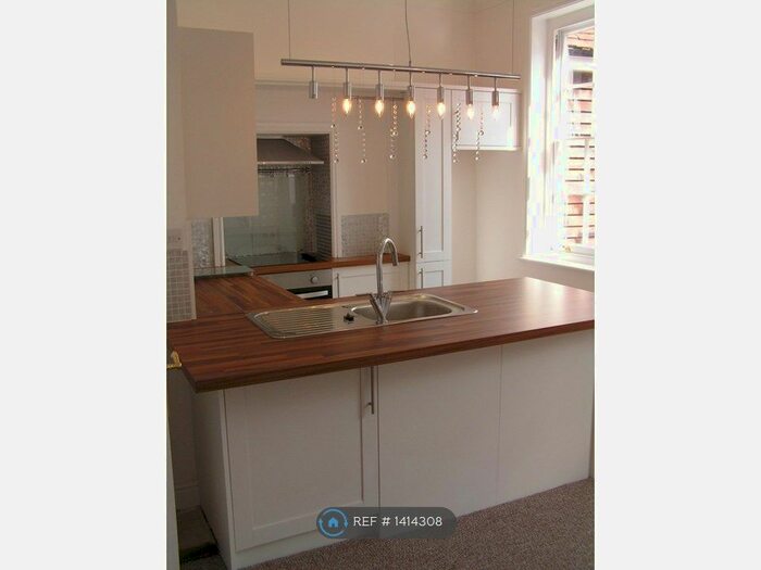 1 Bedroom Flat To Rent In High Street, Sittingbourne Kent, ME10