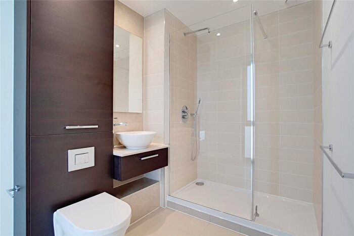 2 Bedroom Apartment To Rent In Roosevelt Tower, Williamsburg Plaza, E14