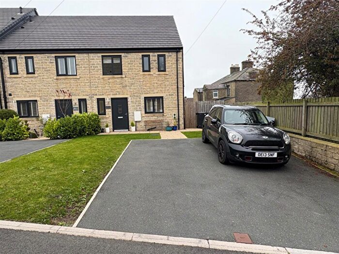 4 Bedroom Town House For Sale In Bronte Court, Thornton, Bradford, BD13