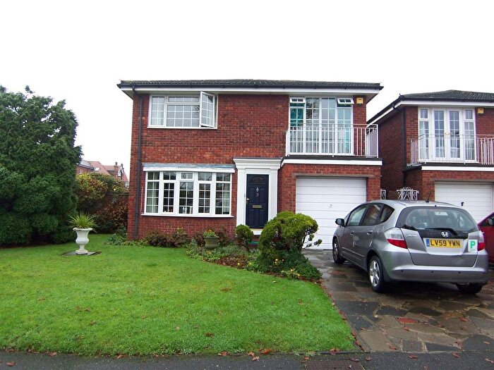4 Bedroom Detached House For Sale In Maria Theresa Close, New Malden, KT3