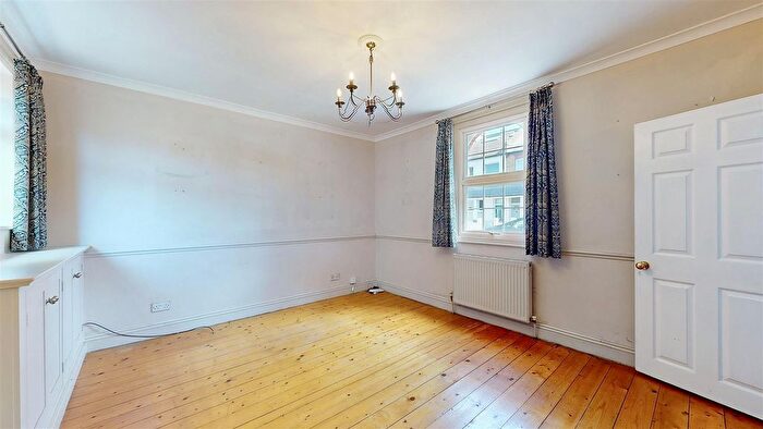 2 Bedroom Detached House For Sale In Thornbury Road, Isleworth, TW7