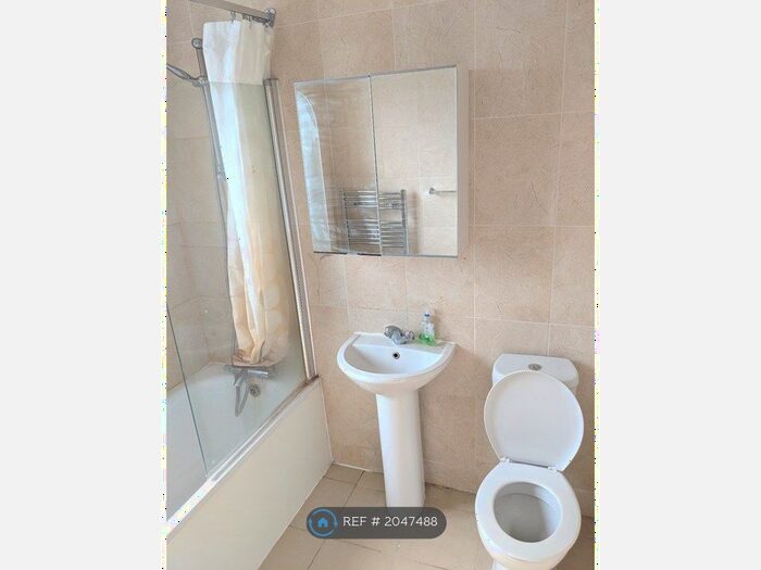 4 Bedroom Semi-Detached House To Rent In Great North Way, London, NW4