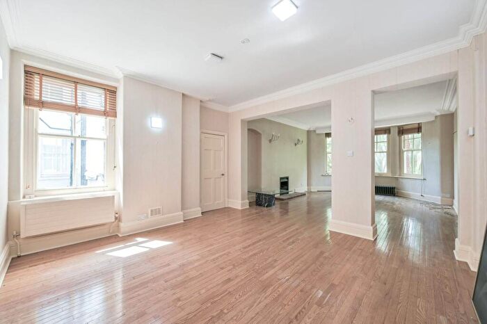 2 Bedroom Flat To Rent In East Heath Road, Hampstead, London, NW3