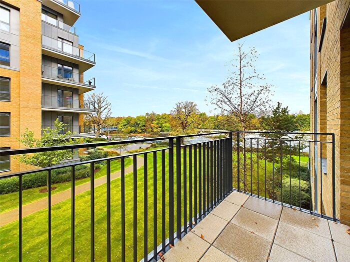 1 Bedroom Flat To Rent In Camera House, Teddington, TW11