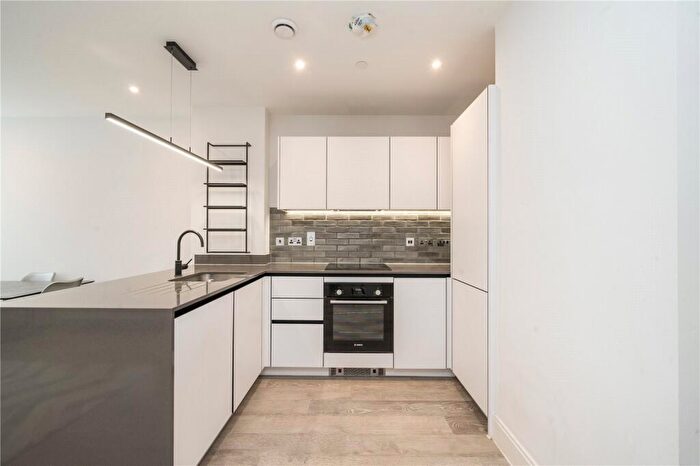 2 Bedroom Apartment To Rent In Memorial Avenue, Slough, Berkshire, SL1