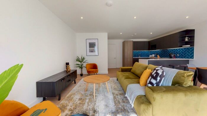 3 Bedroom Ground Flat To Rent In Hackney Road, E2