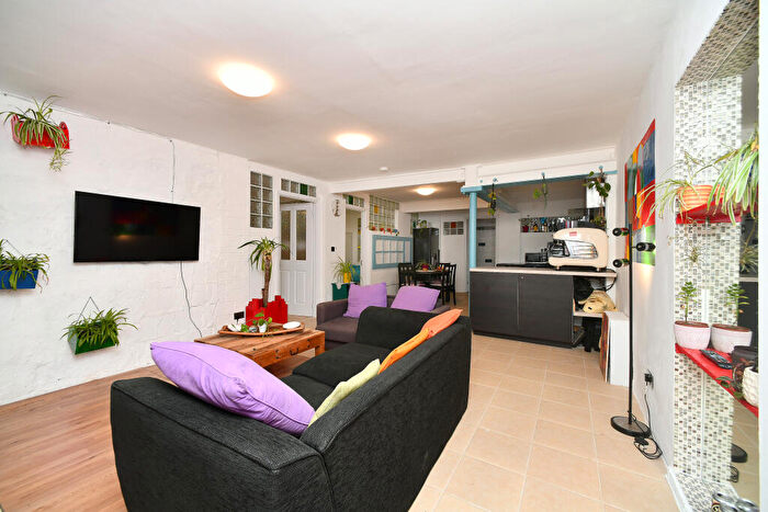 2 Bedroom Flat For Sale In Clarence Square, Brighton, BN1