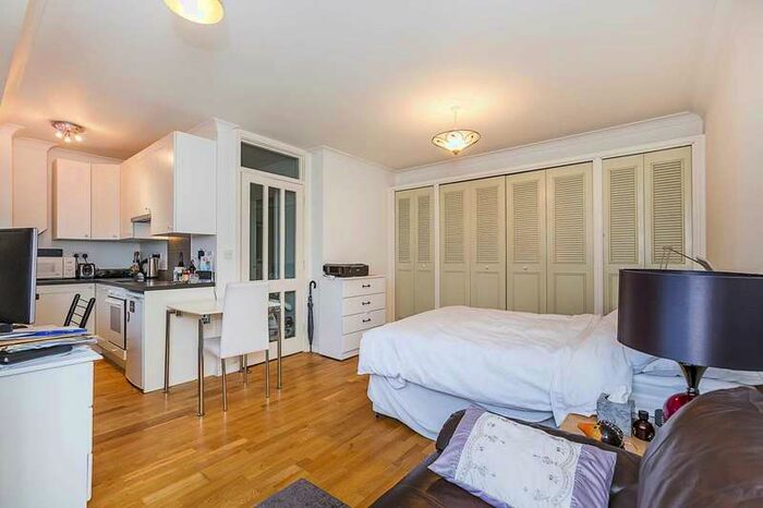 Flat To Rent In Cromwell Road, Earl`s Court, SW5