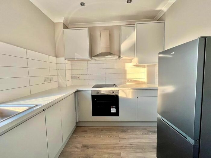 1 Bedroom Flat To Rent In Long Lane, Uxbridge, UB10
