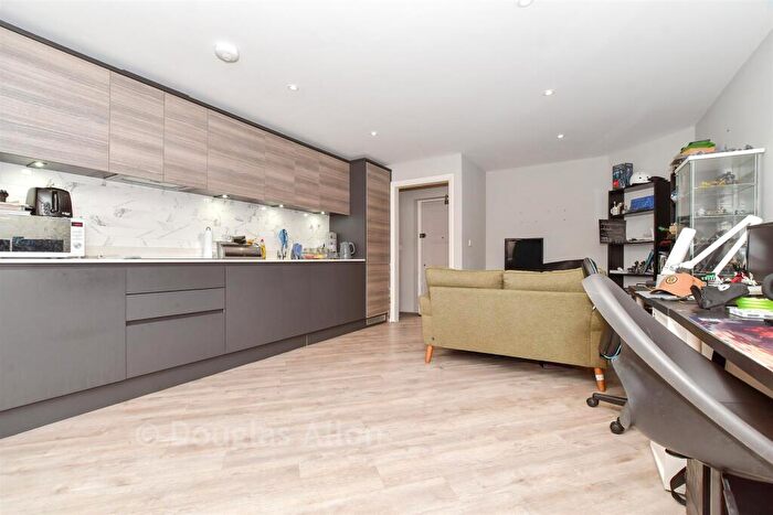 2 Bedroom Flat For Sale In High Road, Benfleet, Essex, SS7