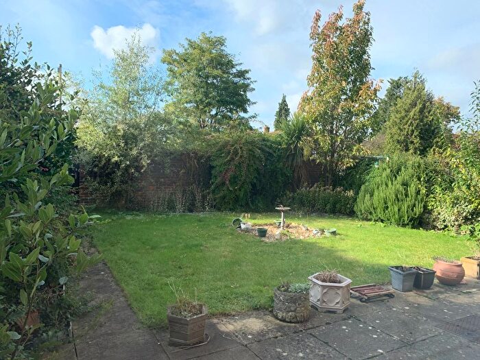 2 Bedroom Flat To Rent In High Street, Shepperton, TW17