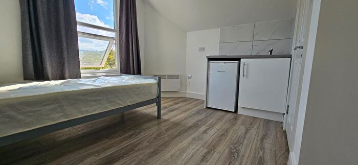 Studio To Rent In Cherry Orchard Staines, TW18