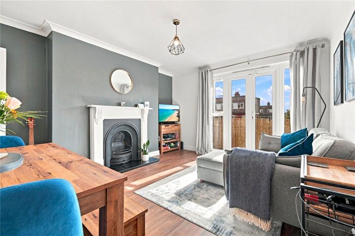 2 Bedroom Flat For Sale In Queensbridge Road, London, E2