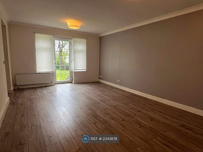 2 Bedroom Flat To Rent In Blenheim Court, London, NW4