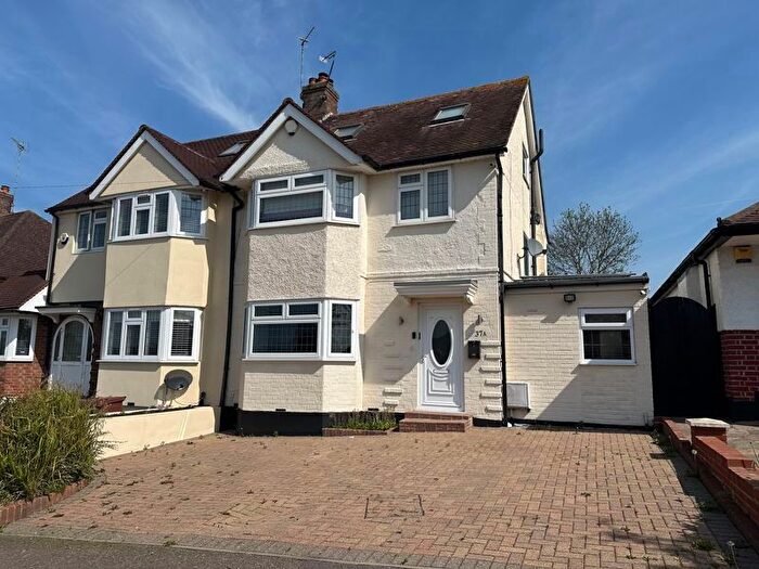 4 Bedroom Semi-Detached House For Sale In Sunnybank Road, Potters Bar, EN6