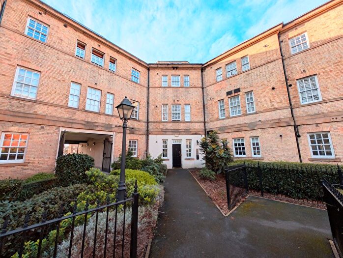 2 Bedroom Flat To Rent In Tuke Grove, Wakefield, West Yorkshire, WF1