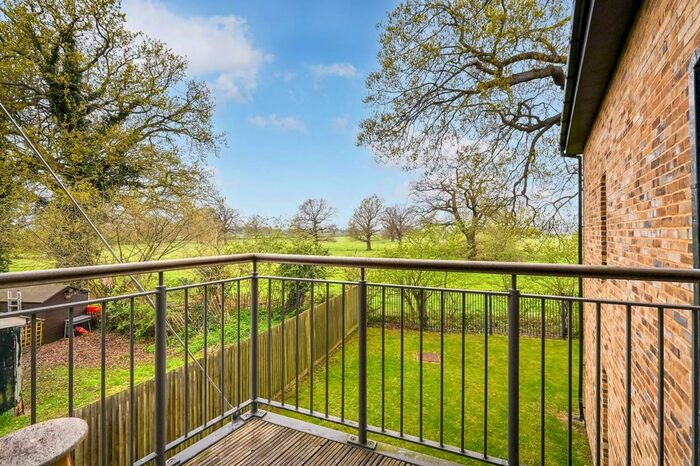 2 Bedroom Flat To Rent In Broadfields, Harrow, HA2