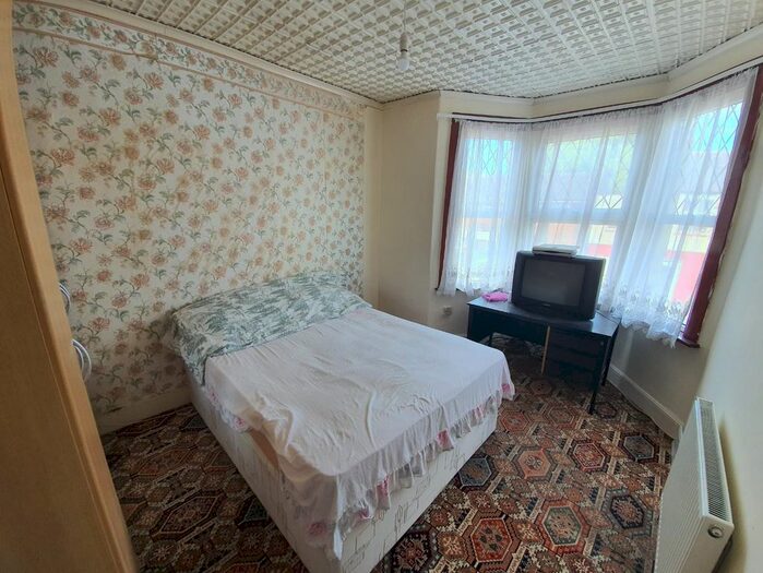 3 Bedroom Flat To Rent In Tillotson Road, Edmonton, London., N9