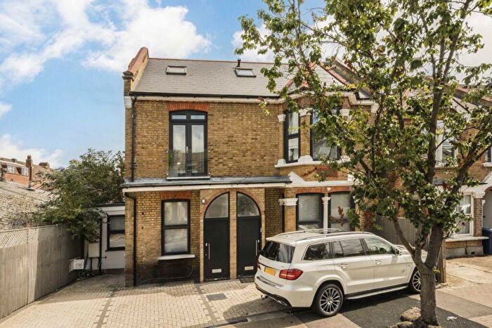 4 Bedroom Semi-Detached House For Sale In Johns Avenue, London, NW4