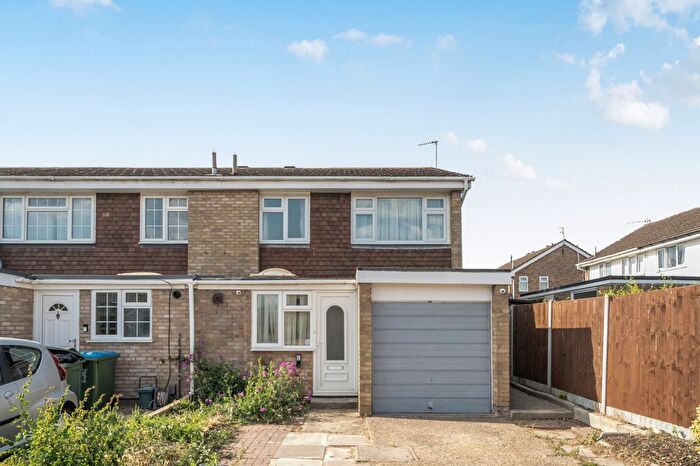 3 Bedroom Semi-Detached House For Sale In Pemberton Close, Aylesbury, HP21
