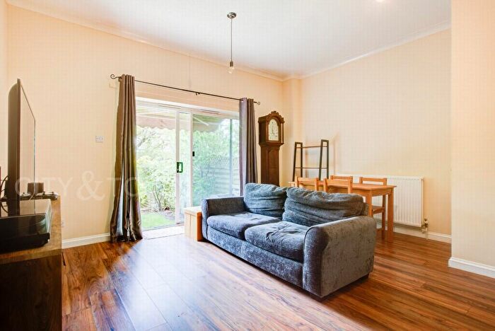 3 Bedroom Semi-Detached House For Sale In Ladywood Road, Dartford, Kent, DA2