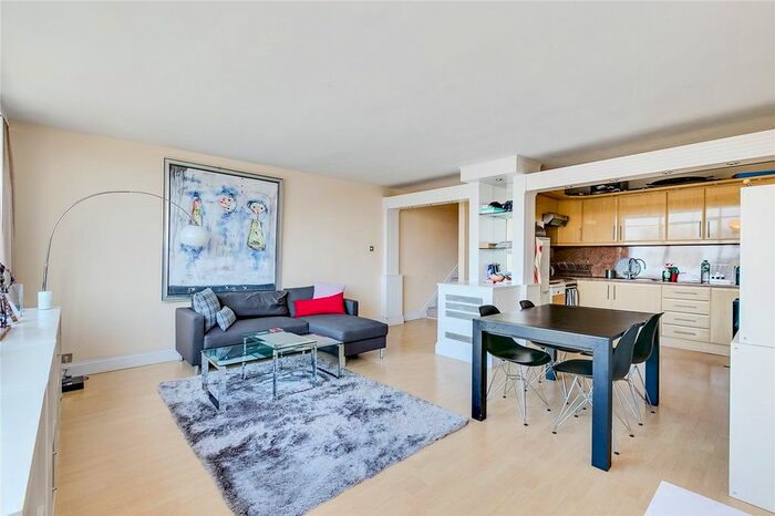 2 Bedroom Flat To Rent In Corringham, - Craven Hill Gardens, London, W2