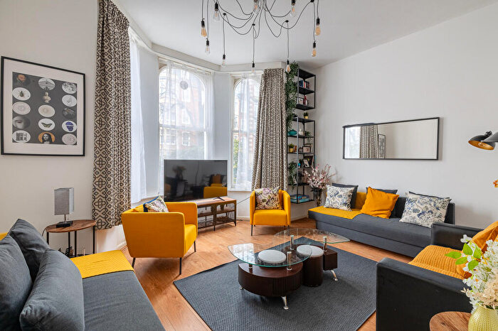 3 Bedroom Flat To Rent In Redcliffe Gardens, Chelsea, SW10