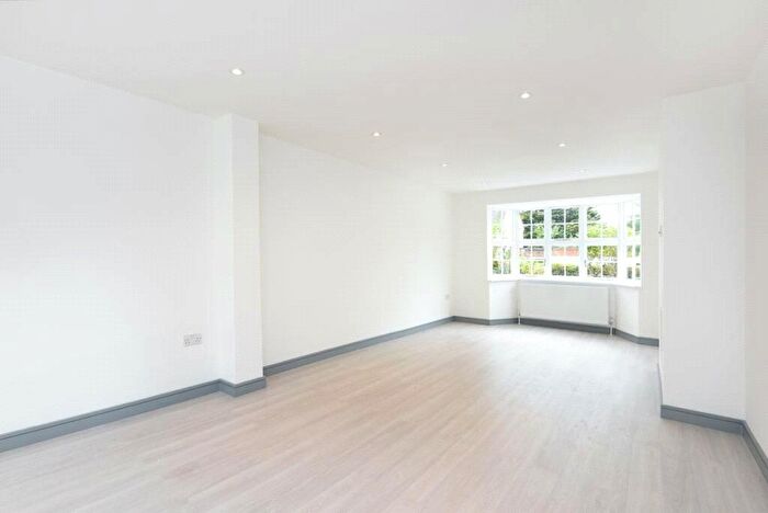 3 Bedroom Semi-Detached House To Rent In Brookland Rise, London, NW11