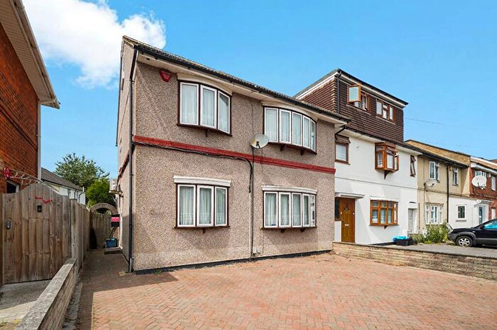 4 Bedroom Terraced House For Sale In Aberdour Road, Ilford, IG3
