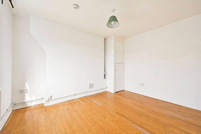 3 Bedroom Flat To Rent In White City Estate, Shepherd's Bush, London, W12