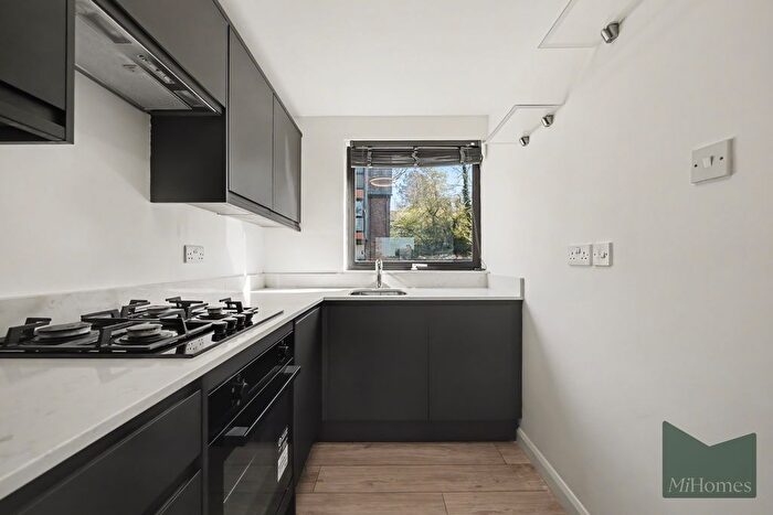 1 Bedroom Flat For Sale In Somercoates Close, Barnet, EN4