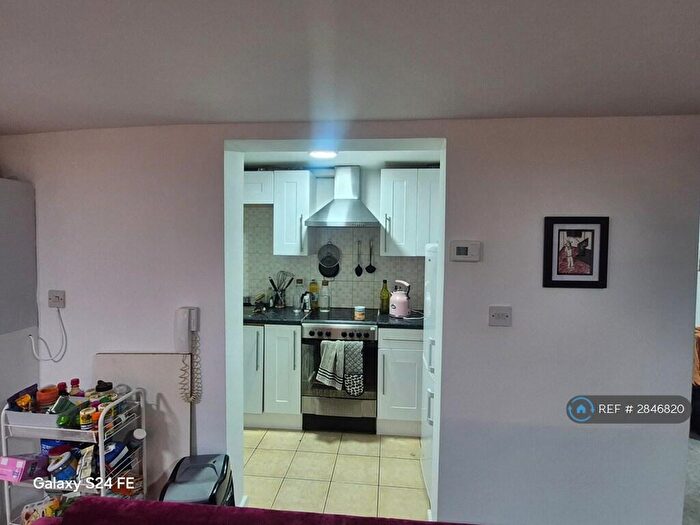 1 Bedroom Flat To Rent In Whalley Range, Manchester, M16