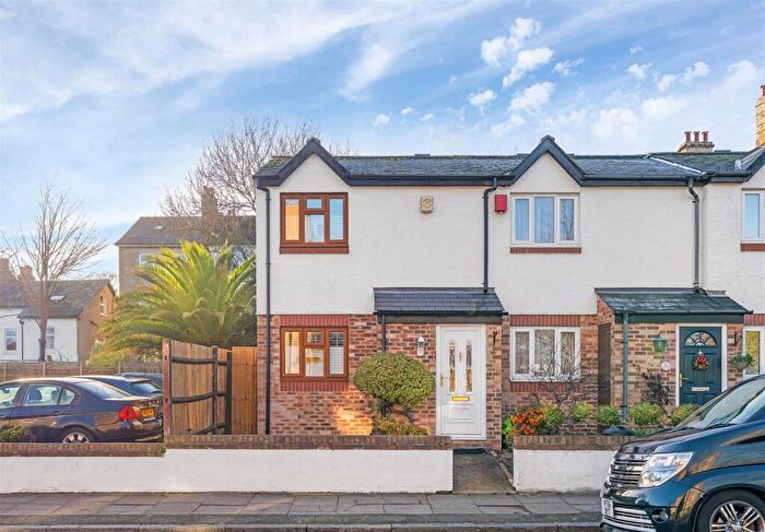 1 Bedroom End Of Terrace House For Sale In Byron Close, Wheathill Road, Anerley, London, SE20