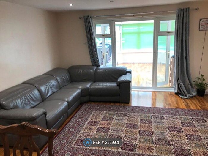 3 Bedroom Detached House To Rent In Mavoncliff Drive, Milton Keynes, MK4