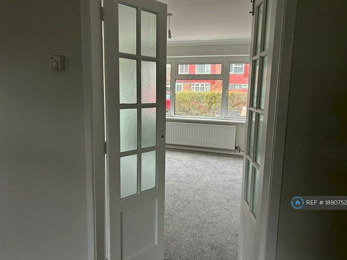 4 Bedroom Semi-Detached House To Rent In Hathersage Avenue, North Hykeham, Lincoln, LN6