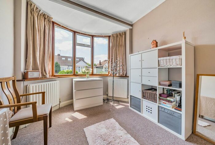 2 Bedroom Bungalow For Sale In Hammond Ave, Mitcham, Surrey, CR4