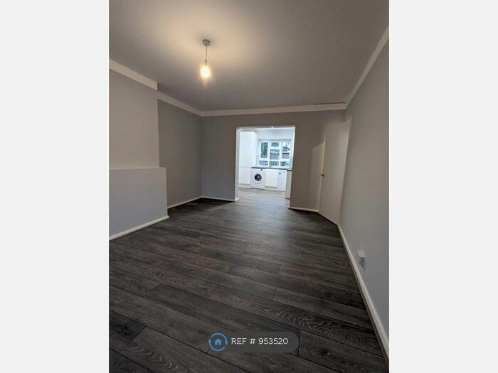 3 Bedroom Flat To Rent In Eversleigh Court, London N3