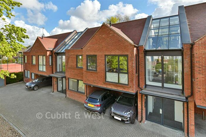 1 Bedroom Apartment For Sale In Old Lodge Lane, Purley, Surrey, CR8