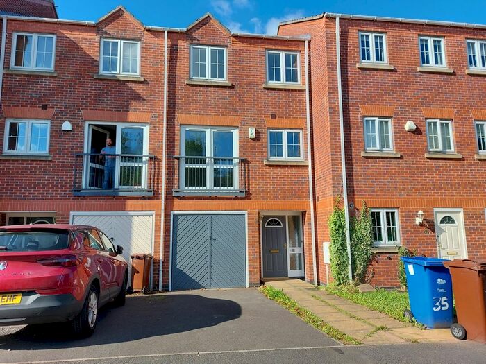 4 Bedroom Town House To Rent In Grants Yard, Burton-On-Trent, DE14