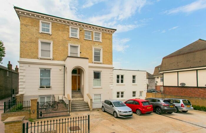 2 Bedroom Flat To Rent In Kings Avenue, London, SW4