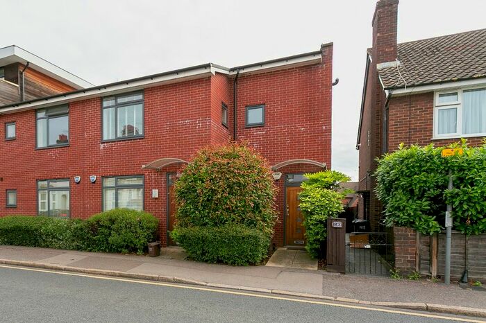 1 Bedroom Flat To Rent In Leavesden Road, Watford, Hertfordshire, WD24